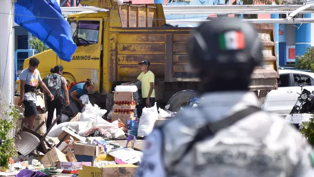 Caos en Acapulco a Pesar de las Labores de Fuerzas Federales tras el Huracán Otis