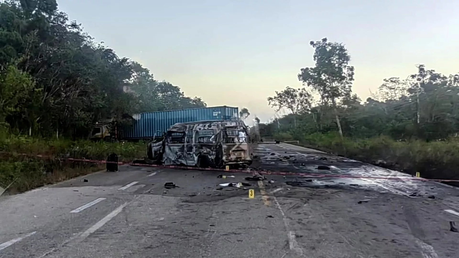 Suman 9 Muertos por Choque Entre Tráiler y Camioneta de Pasajeros en Quintana Roo