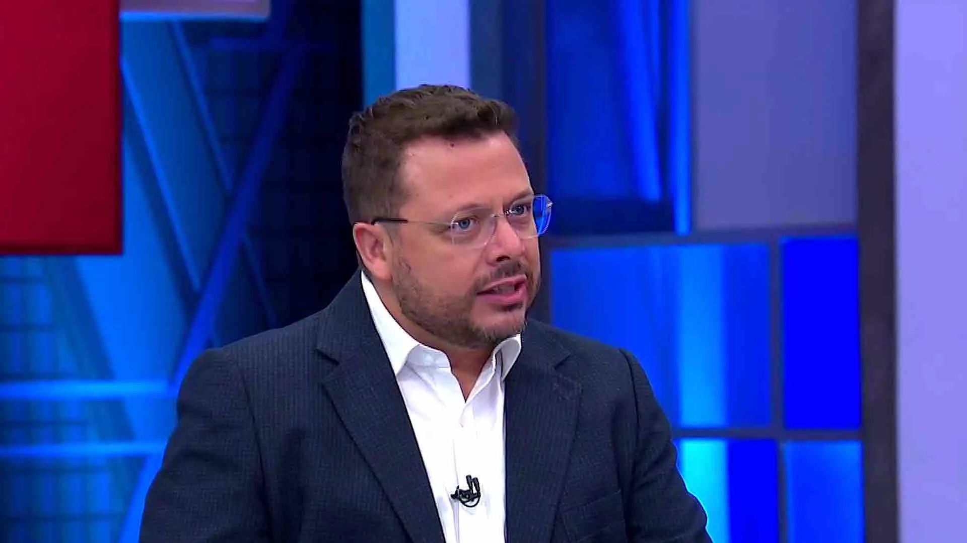 La Mayor Pregunta No Es Si Kamala Harris Será la Elegida: Carlos Bravo Regidor