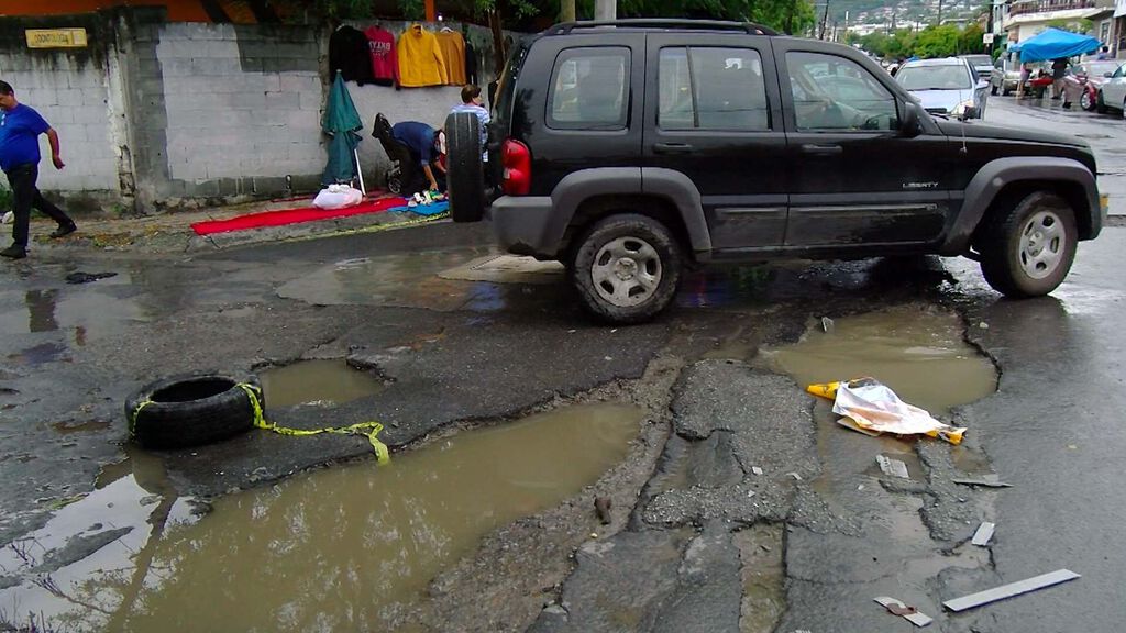 Mega Baches Afectan a Peatones y Automovilistas