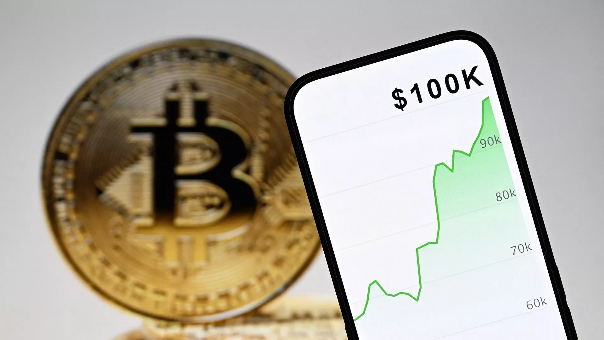 Bitcoin Supera el Máximo Histórico de 100 Mil Dólares