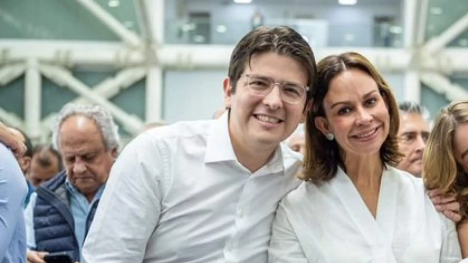 Miguel Está Luchando por su Vida": Esposa de Uribe Pide Oraciones en Medio de la Emergencia