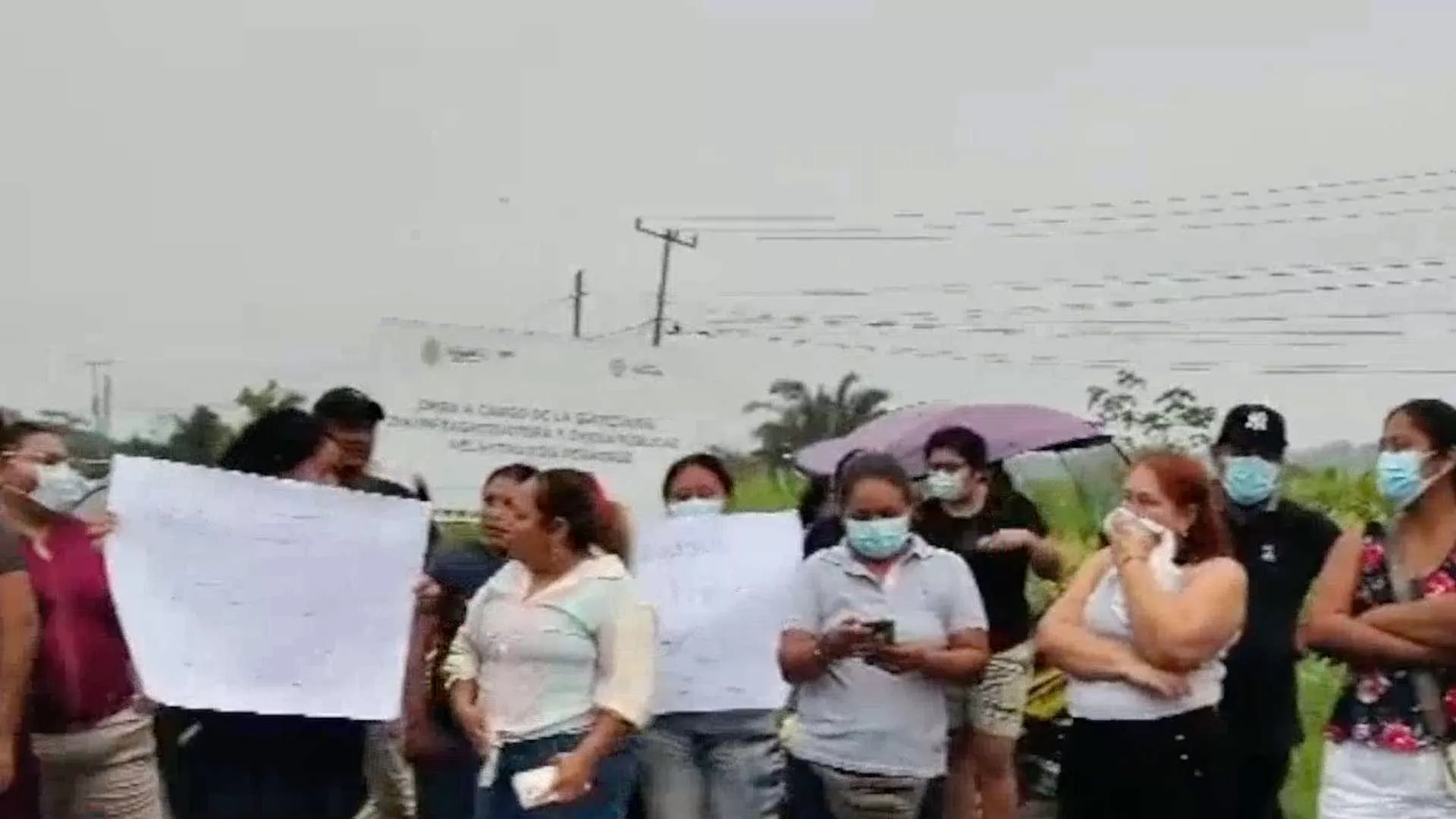 Bloqueo en Carretera de Nanchital; Habitantes Denuncian Fuertes Olores  Químicos